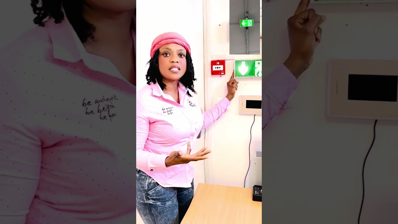 Un agent de sécurité doit vérifier le BAES (bloc autonome d’éclairage de sécurité)