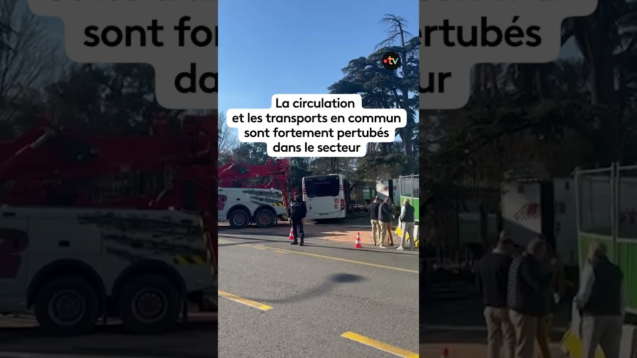 Un bus quitte la route et s'encastre dans les grilles du parc municipal, une enquête est ouverte