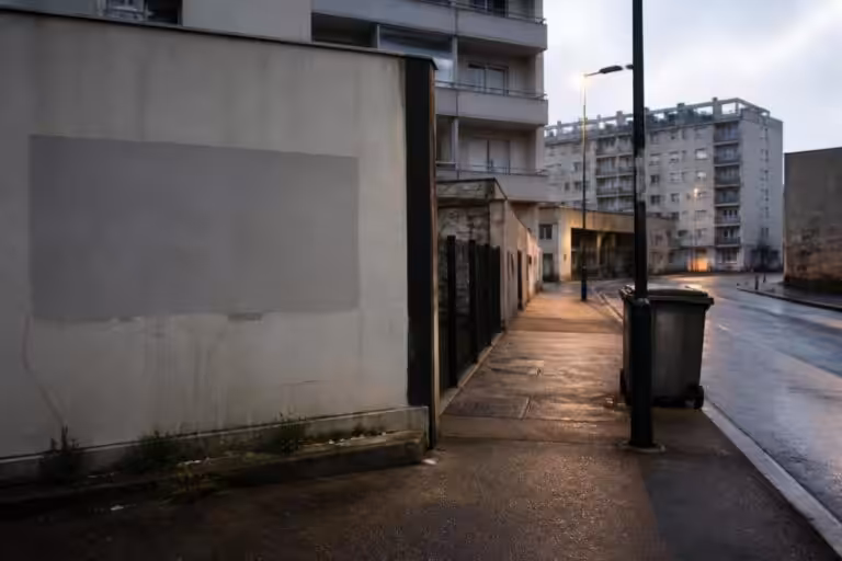 la métropole de lyon annonce la suppression des inscriptions autour des points de deal à vénissieux, marquant une étape importante dans la lutte contre le trafic.
